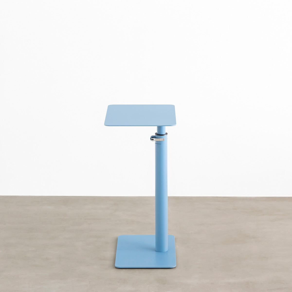 自由に高さを変えられる、シンプルでミニマルなライトブルー( GentianBlue ）昇降サイドテーブル（側面））