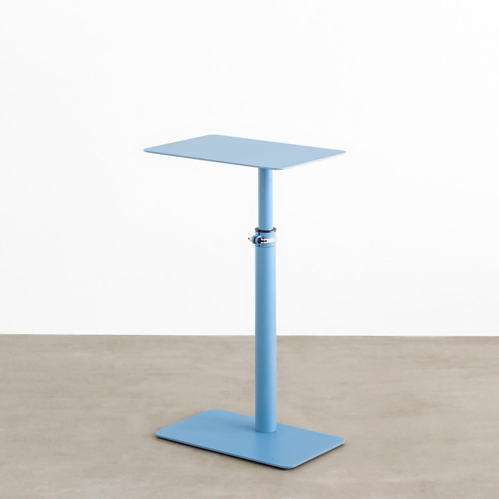 自由に高さを変えられる、シンプルでミニマルなライトブルー( GentianBlue ）昇降サイドテーブル（上昇時）