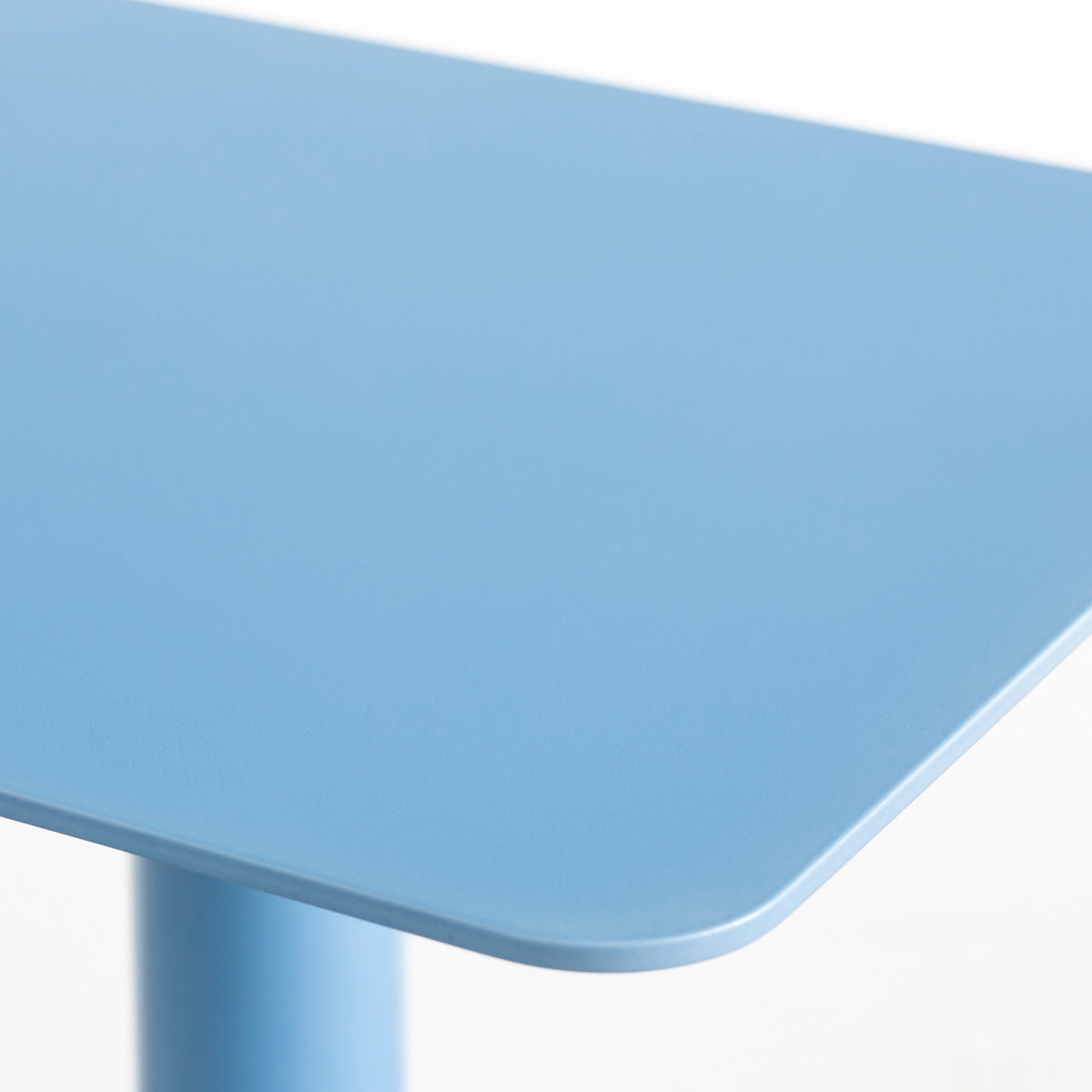 自由に高さを変えられる、シンプルでミニマルなライトブルー( GentianBlue ）昇降サイドテーブル（天板拡大）