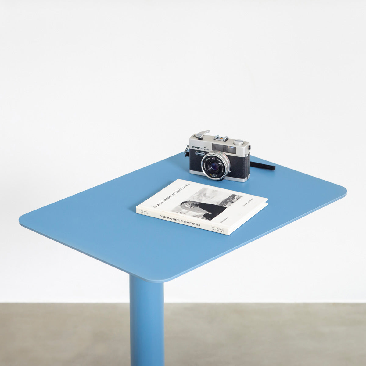 自由に高さを変えられる、シンプルでミニマルなライトブルー( GentianBlue ）昇降サイドテーブルの使用例2