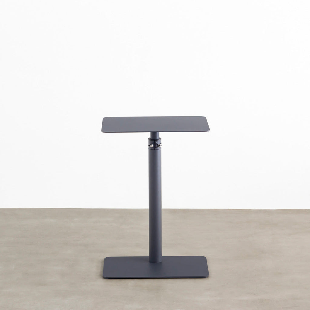 自由に高さを変えられる、シンプルでミニマルなグラファイトブレー昇降サイドテーブル（正面）