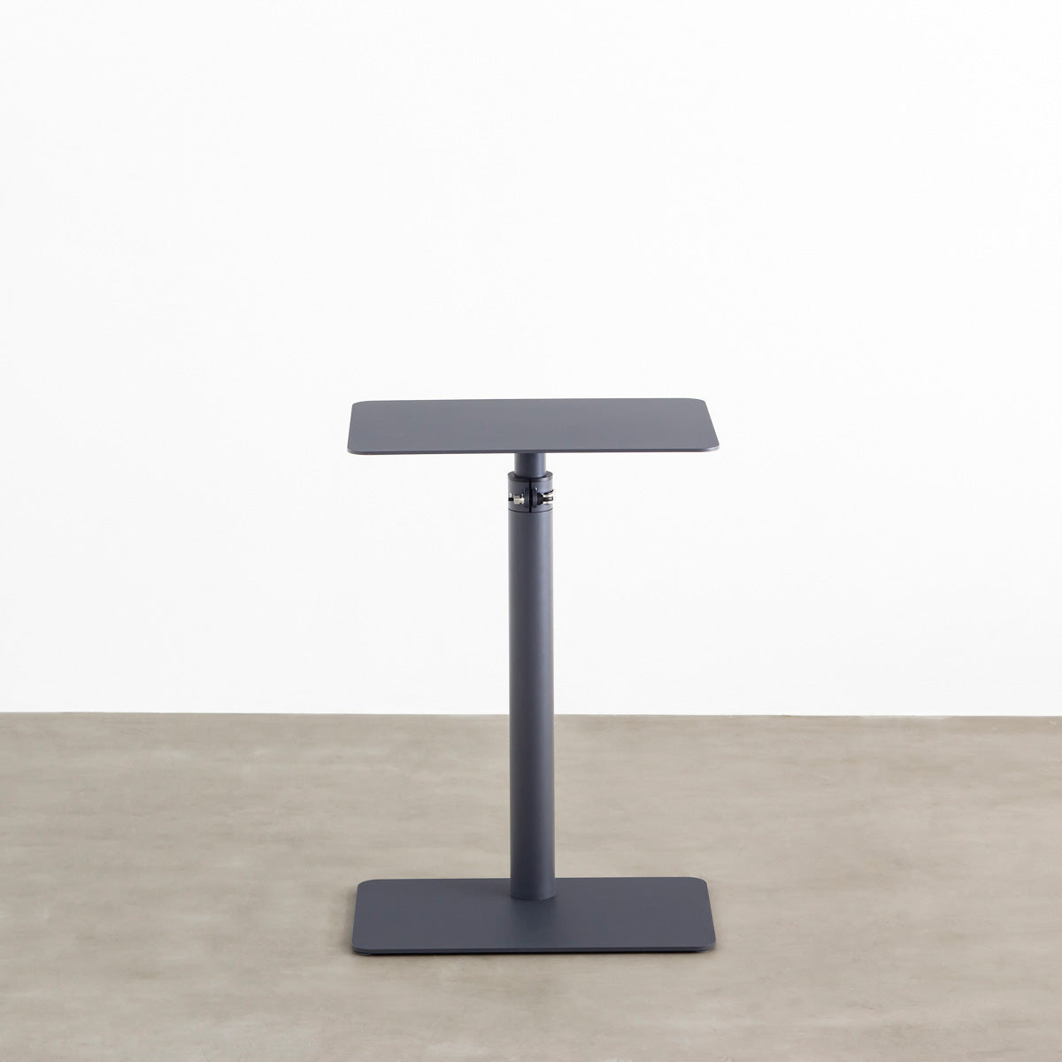 自由に高さを変えられる、シンプルでミニマルなグラファイトブレー昇降サイドテーブル（正面）