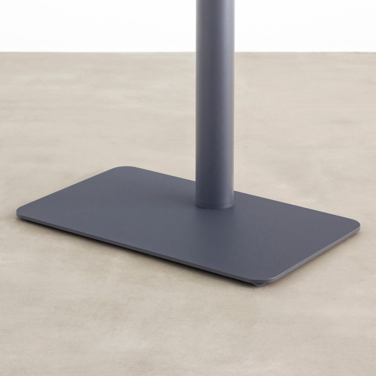 自由に高さを変えられる、シンプルでミニマルなグラファイトブレー昇降サイドテーブル（ベース）