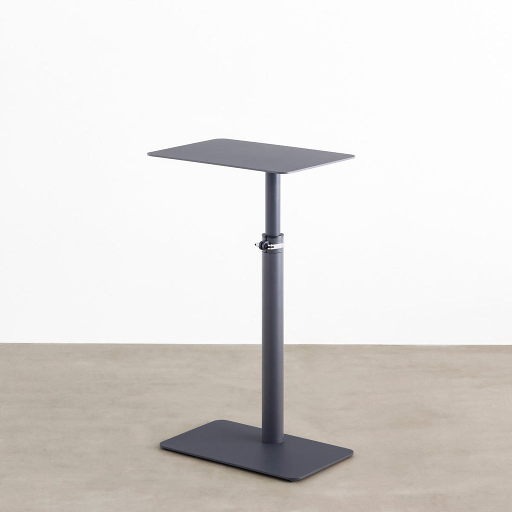 自由に高さを変えられる、シンプルでミニマルなグラファイトブレー昇降サイドテーブル（上昇時）