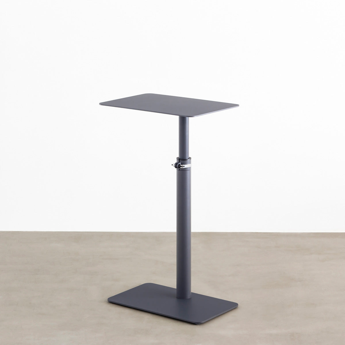 自由に高さを変えられる、シンプルでミニマルなグラファイトブレー昇降サイドテーブル（上昇時）