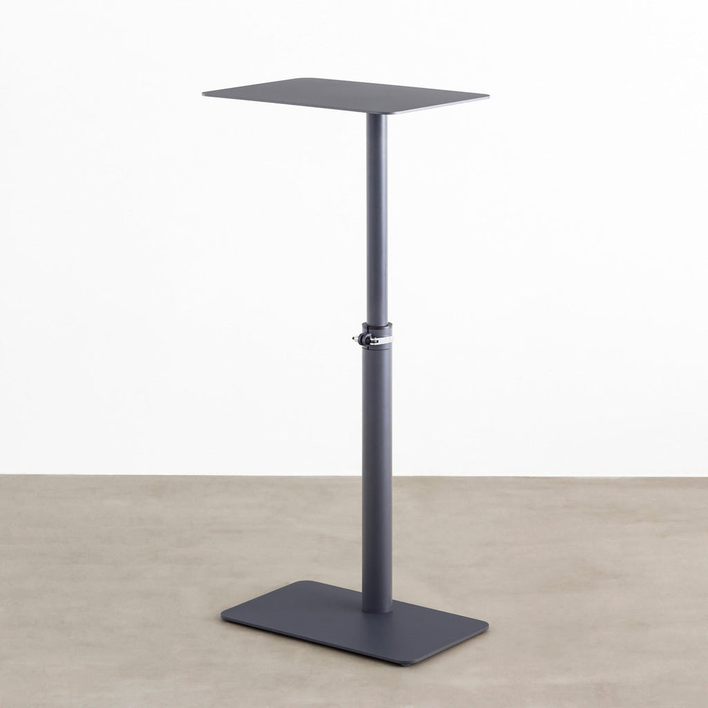 自由に高さを変えられる、シンプルでミニマルなグラファイトブレー昇降サイドテーブル（最大上昇時）