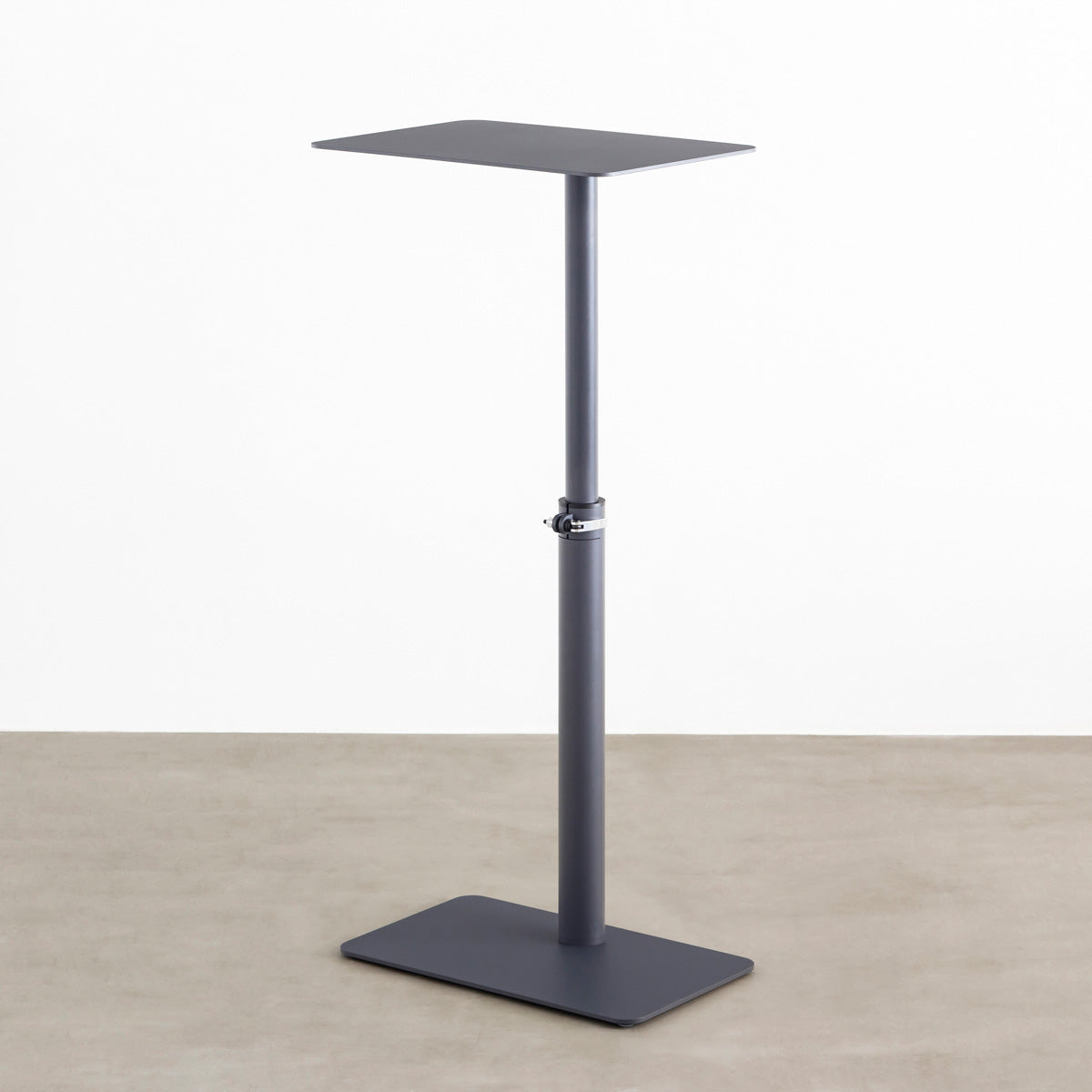 自由に高さを変えられる、シンプルでミニマルなグラファイトブレー昇降サイドテーブル（最大上昇時）