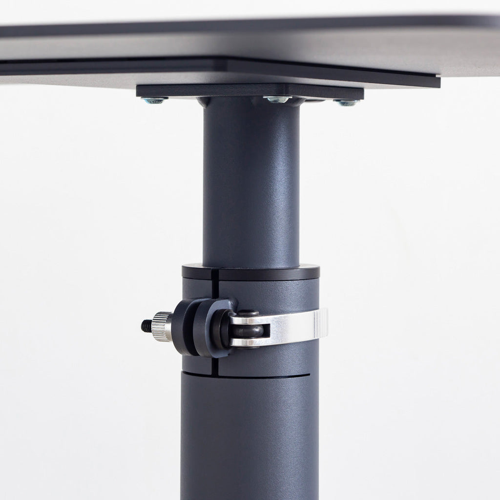 自由に高さを変えられる、シンプルでミニマルなグラファイトブレー昇降サイドテーブル（脚）