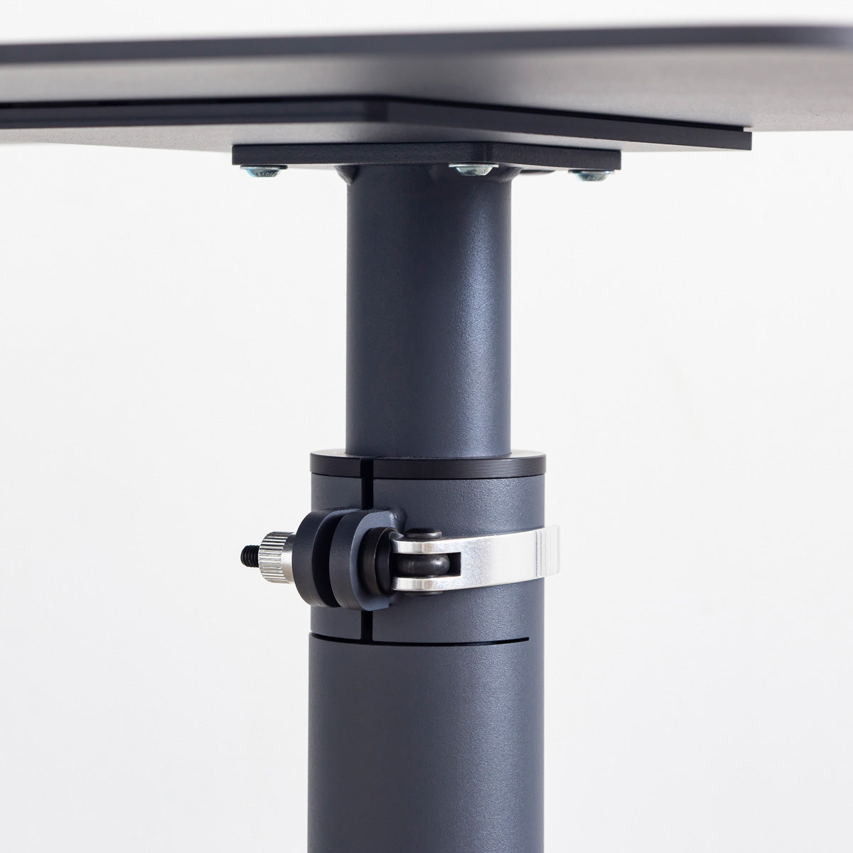 自由に高さを変えられる、シンプルでミニマルなグラファイトブレー昇降サイドテーブル（脚）