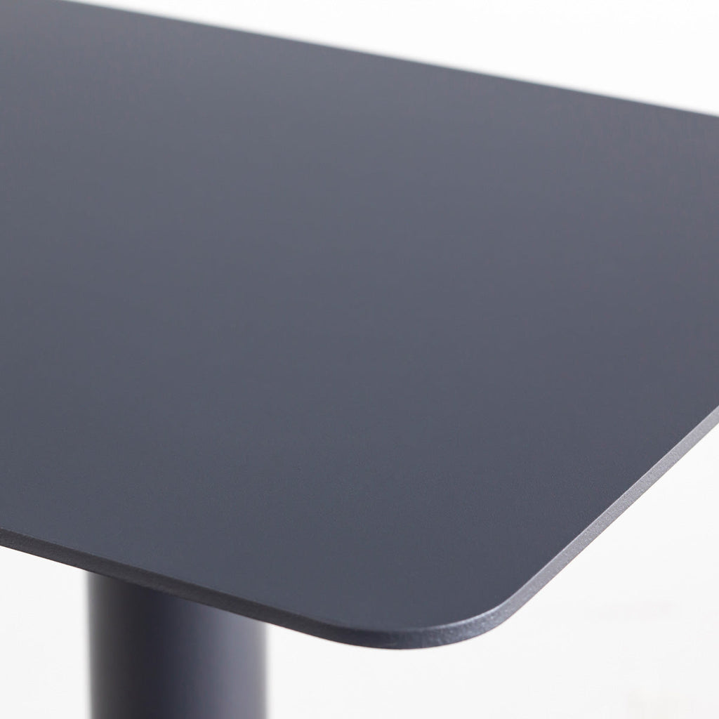 自由に高さを変えられる、シンプルでミニマルなグラファイトブレー昇降サイドテーブル（天板拡大）