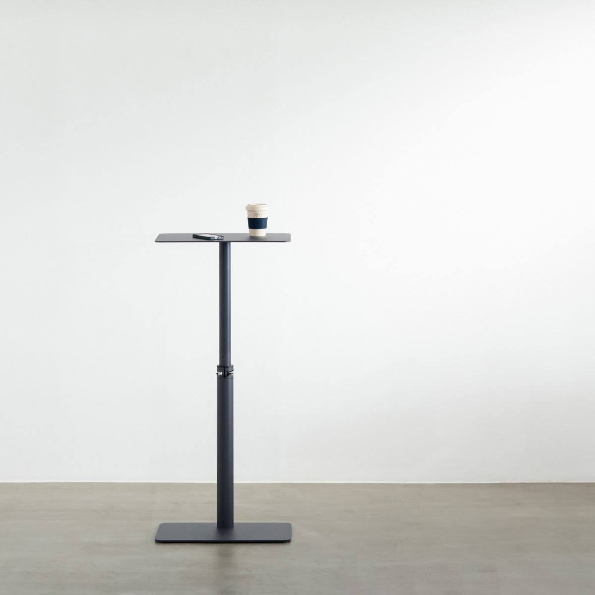 自由に高さを変えられる、シンプルでミニマルなグラファイトブレー昇降サイドテーブルの使用例1