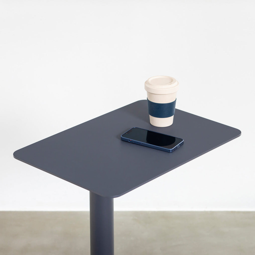 自由に高さを変えられる、シンプルでミニマルなグラファイトブレー昇降サイドテーブルの使用例2