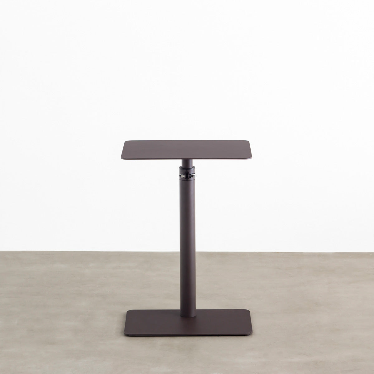 自由に高さを変えられる、シンプルでミニマルなグレーブラウン昇降サイドテーブル（正面）