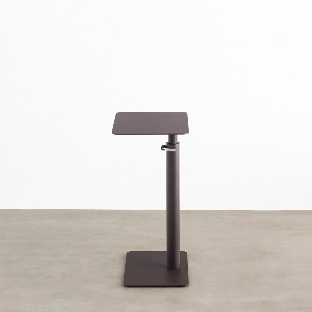 自由に高さを変えられる、シンプルでミニマルなグレーブラウン昇降サイドテーブル（側面）