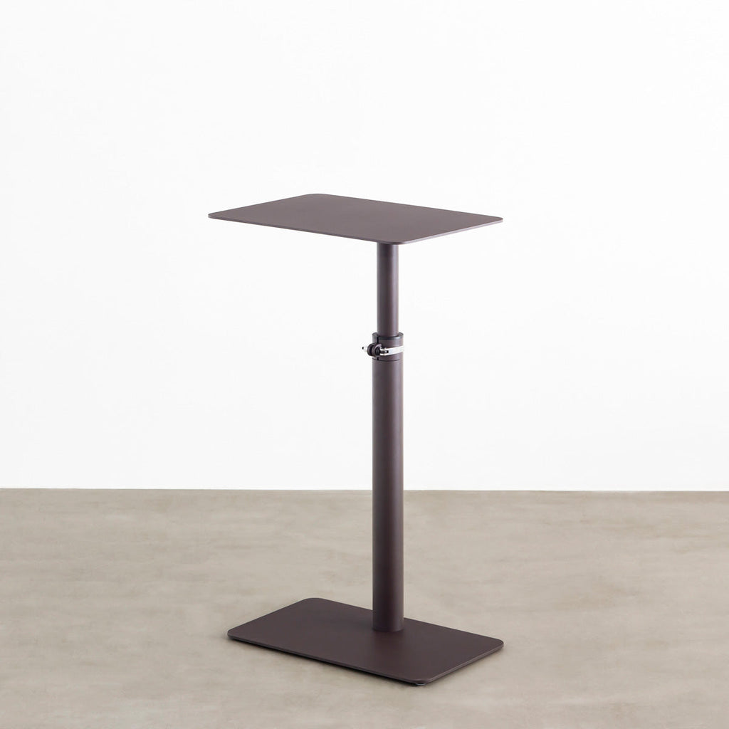 自由に高さを変えられる、シンプルでミニマルなグレーブラウン昇降サイドテーブル（上昇時）