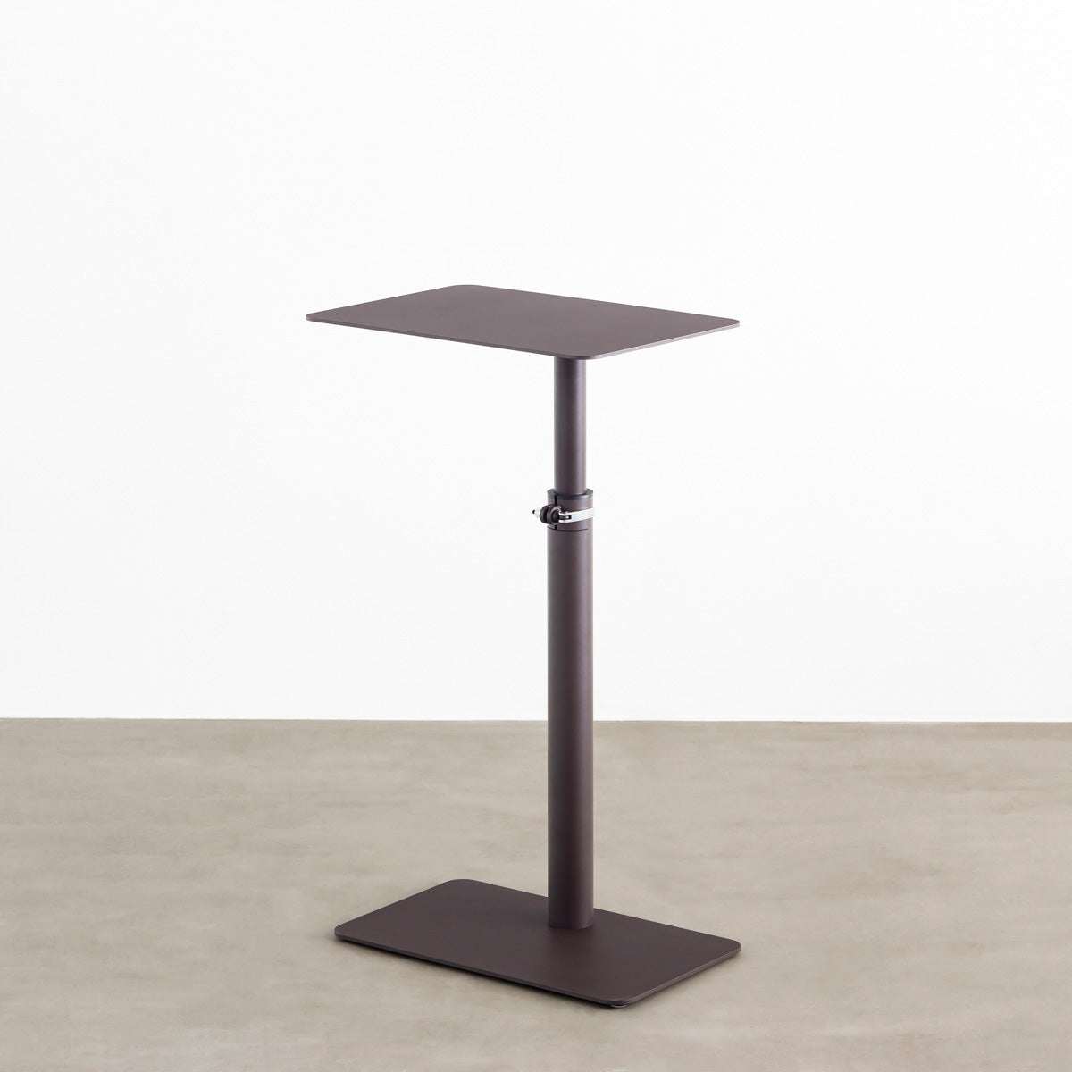 自由に高さを変えられる、シンプルでミニマルなグレーブラウン昇降サイドテーブル（上昇時）