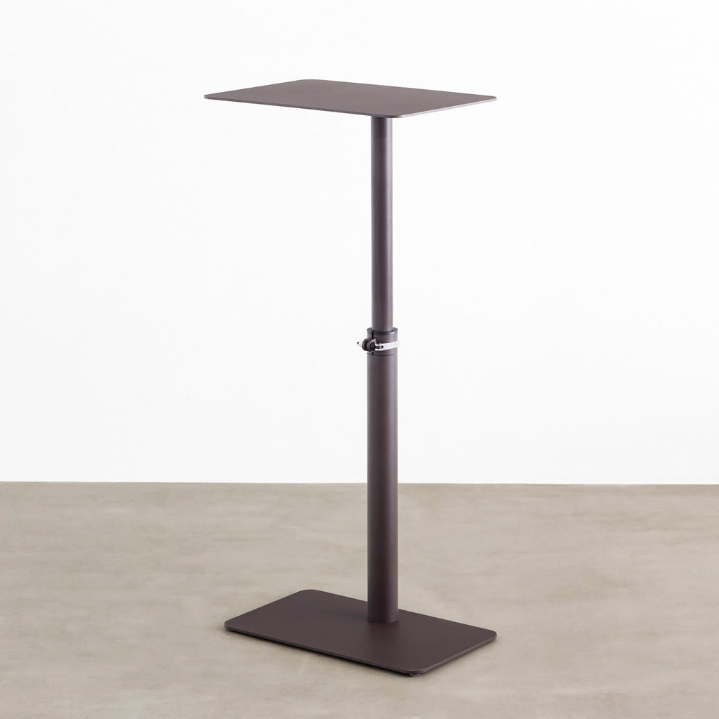 自由に高さを変えられる、シンプルでミニマルなグレーブラウン昇降サイドテーブル（最大上昇時）