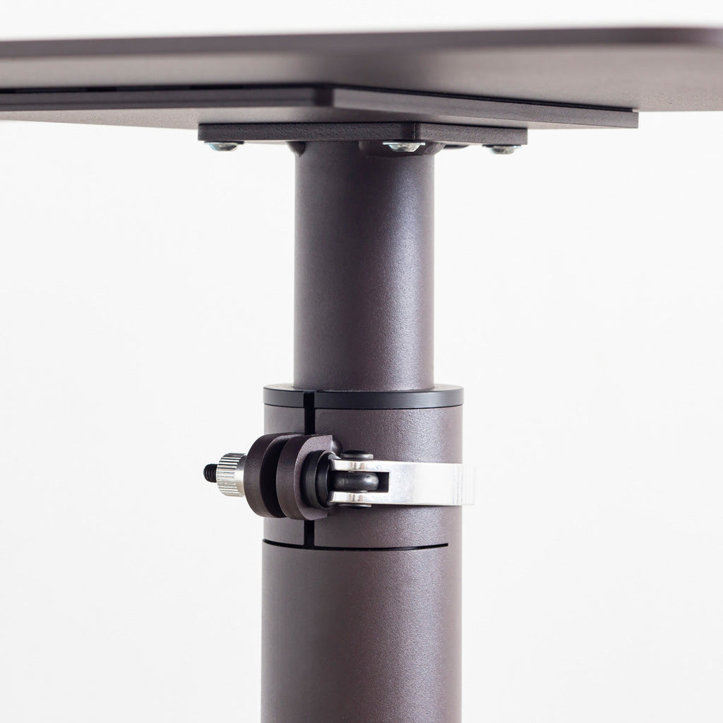 自由に高さを変えられる、シンプルでミニマルなグレーブラウン昇降サイドテーブル（脚）