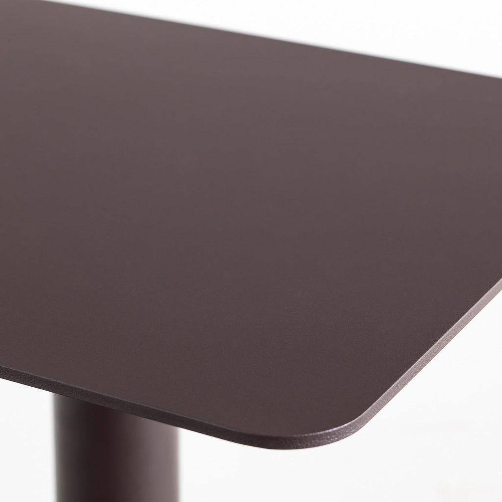 自由に高さを変えられる、シンプルでミニマルなグレーブラウン昇降サイドテーブル（天板拡大）