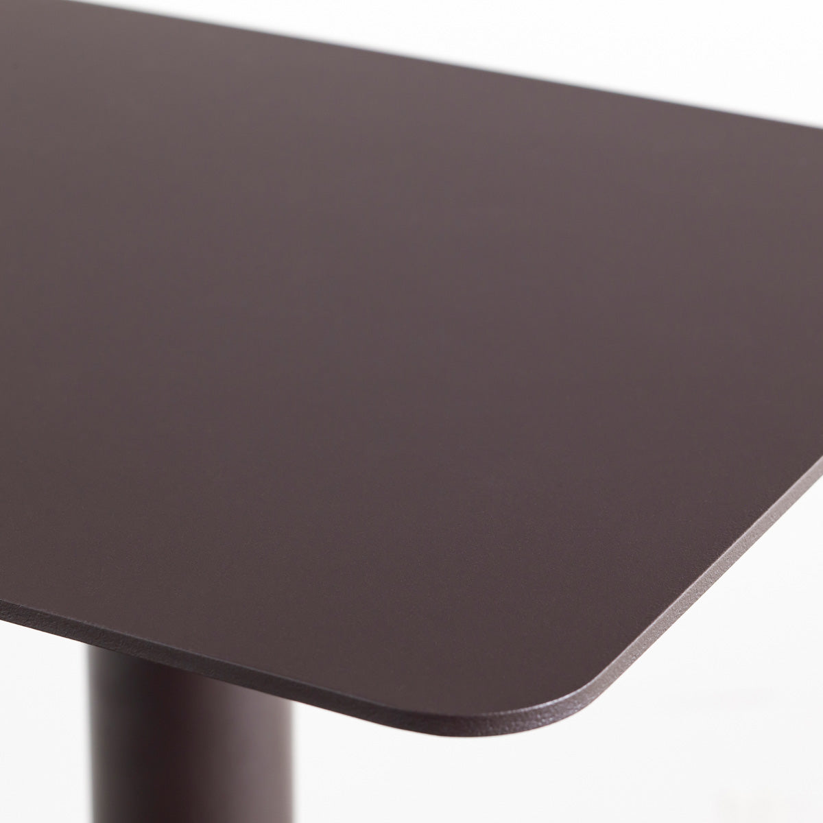 自由に高さを変えられる、シンプルでミニマルなグレーブラウン昇降サイドテーブル（天板拡大）