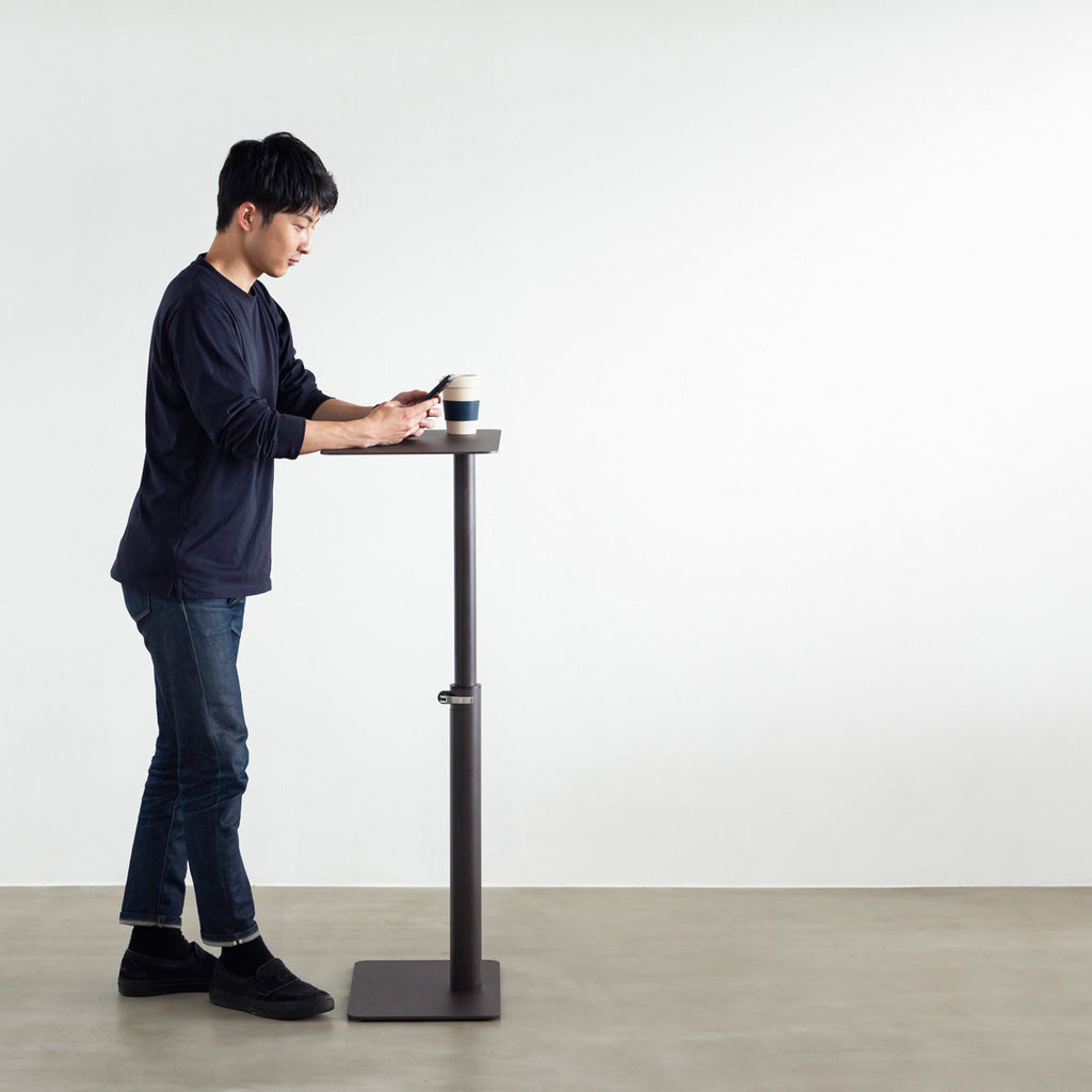 自由に高さを変えられる、シンプルでミニマルなグレーブラウン昇降サイドテーブルの使用例2
