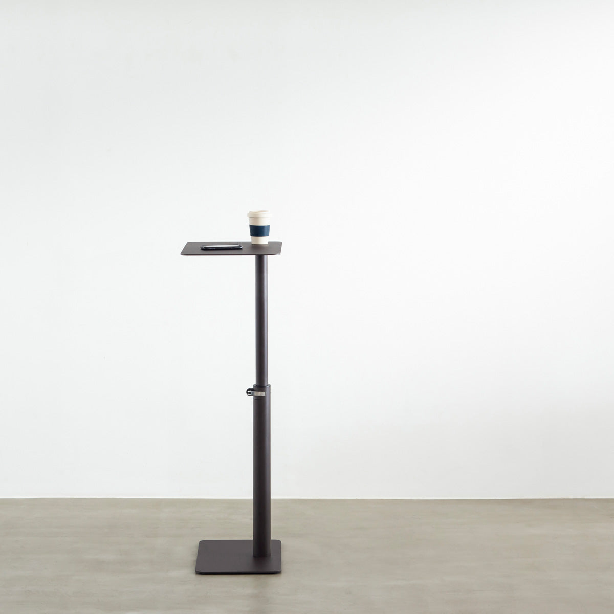 自由に高さを変えられる、シンプルでミニマルなグレーブラウン昇降サイドテーブルの使用例1