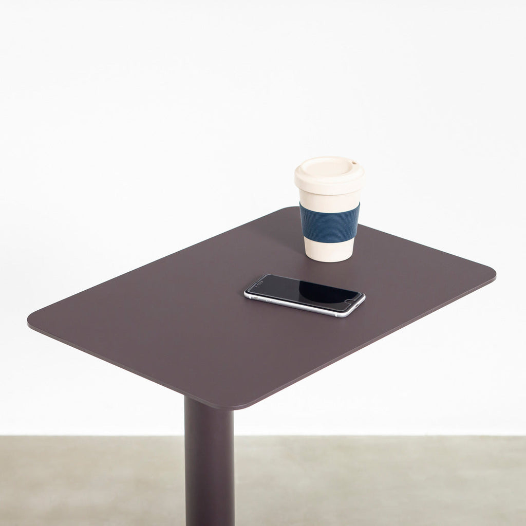 自由に高さを変えられる、シンプルでミニマルなグレーブラウン昇降サイドテーブルの使用例3