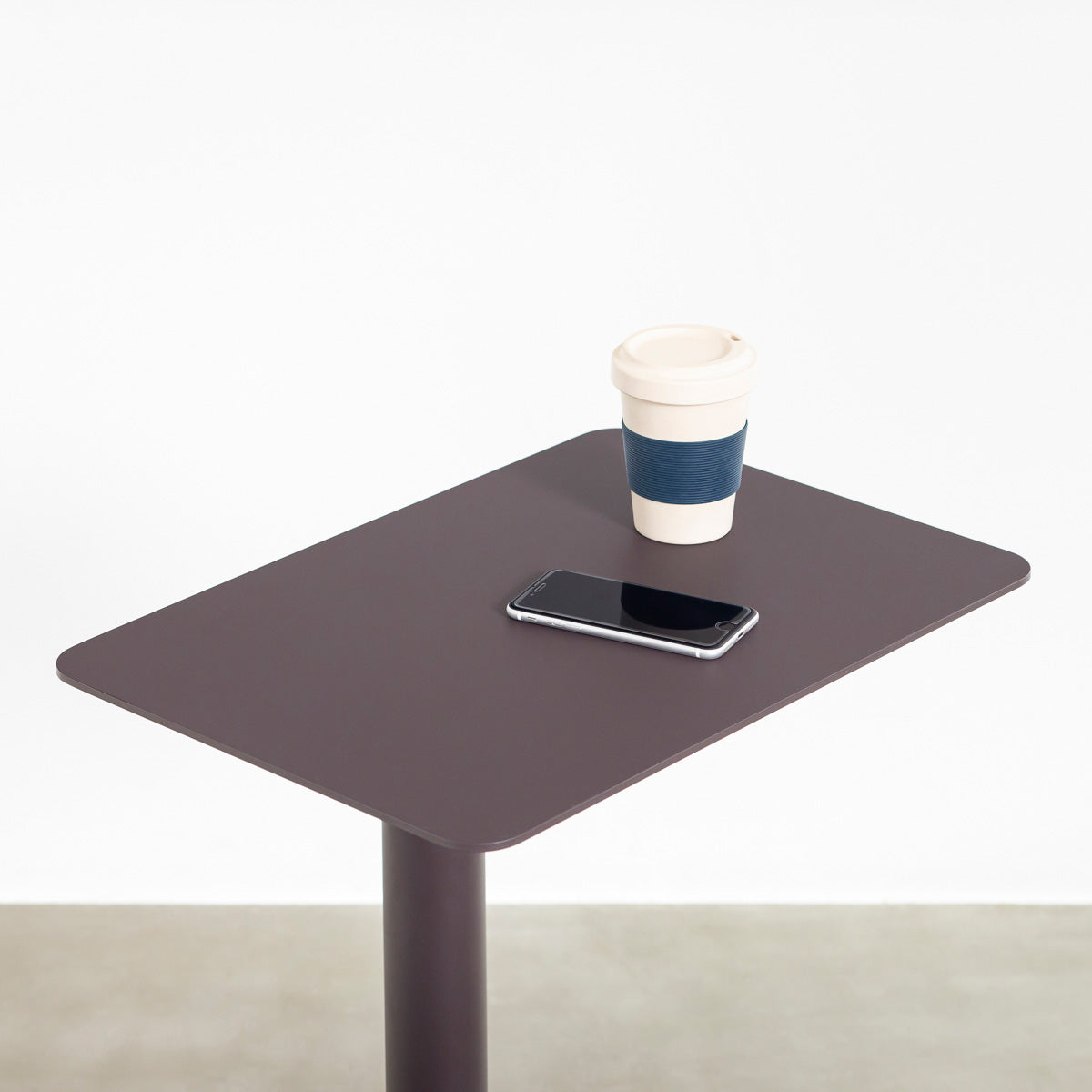 自由に高さを変えられる、シンプルでミニマルなグレーブラウン昇降サイドテーブルの使用例3