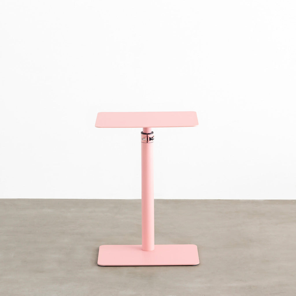 自由に高さを変えられる、シンプルでミニマルなライトピンク昇降サイドテーブル（正面）