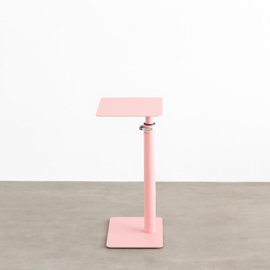 自由に高さを変えられる、シンプルでミニマルなライトピンク昇降サイドテーブル（側面）