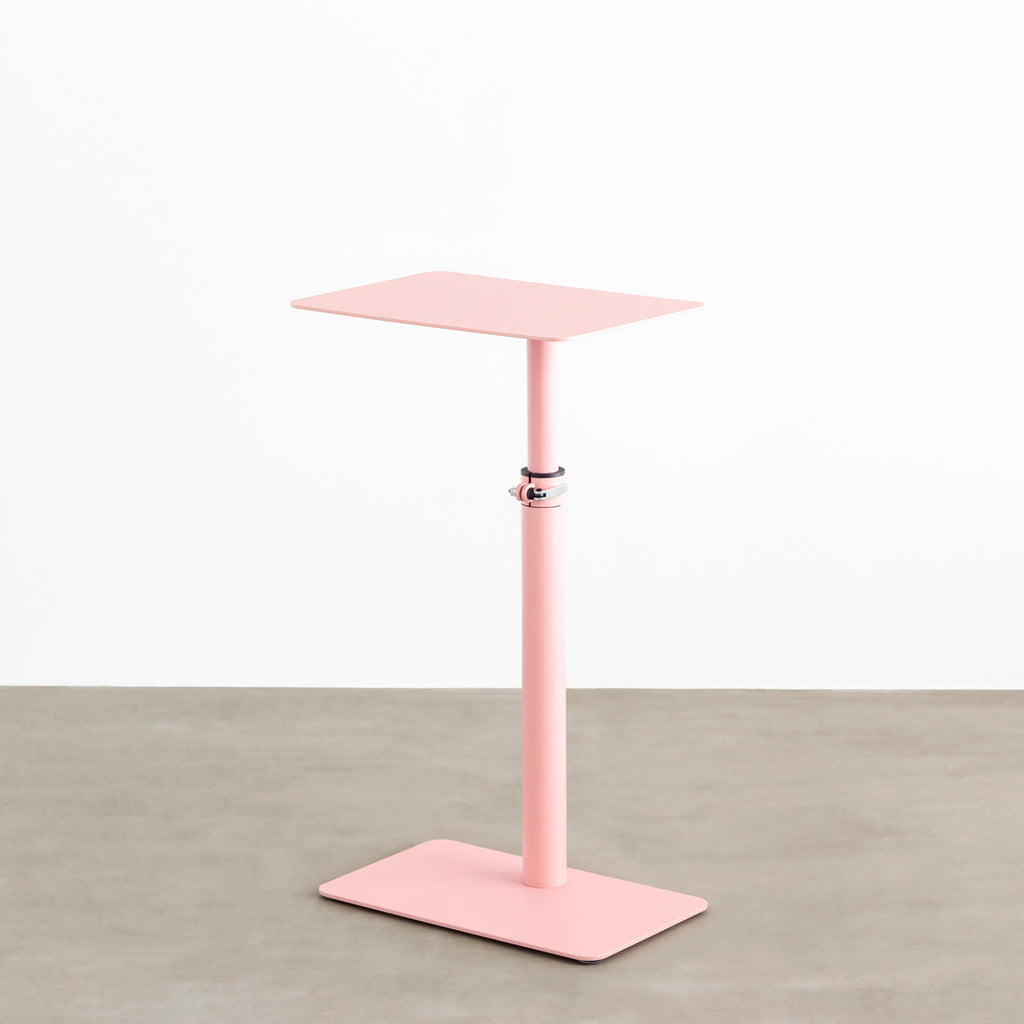 自由に高さを変えられる、シンプルでミニマルなライトピンク昇降サイドテーブル(上昇時)