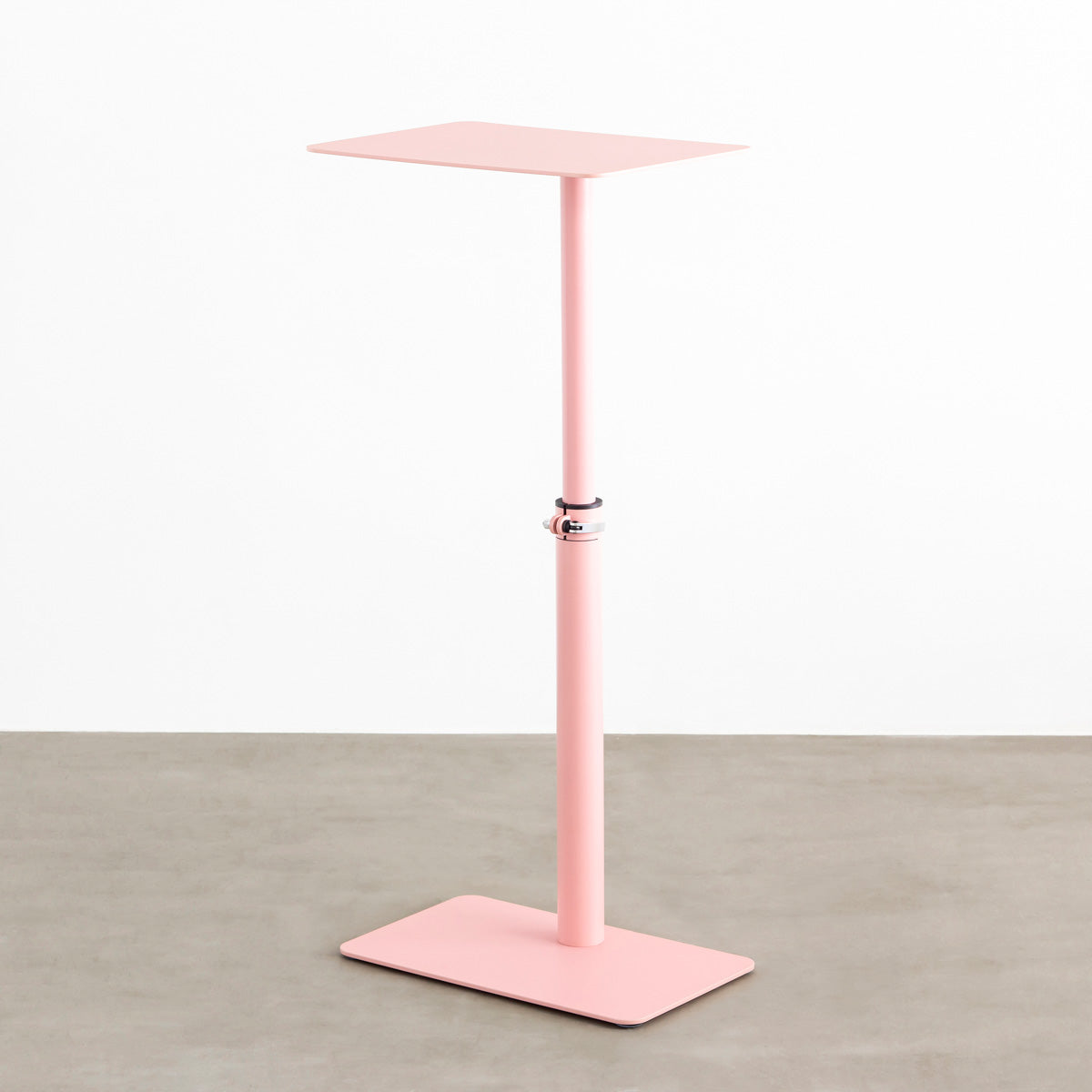 自由に高さを変えられる、シンプルでミニマルなライトピンク昇降サイドテーブル(最大上昇時)