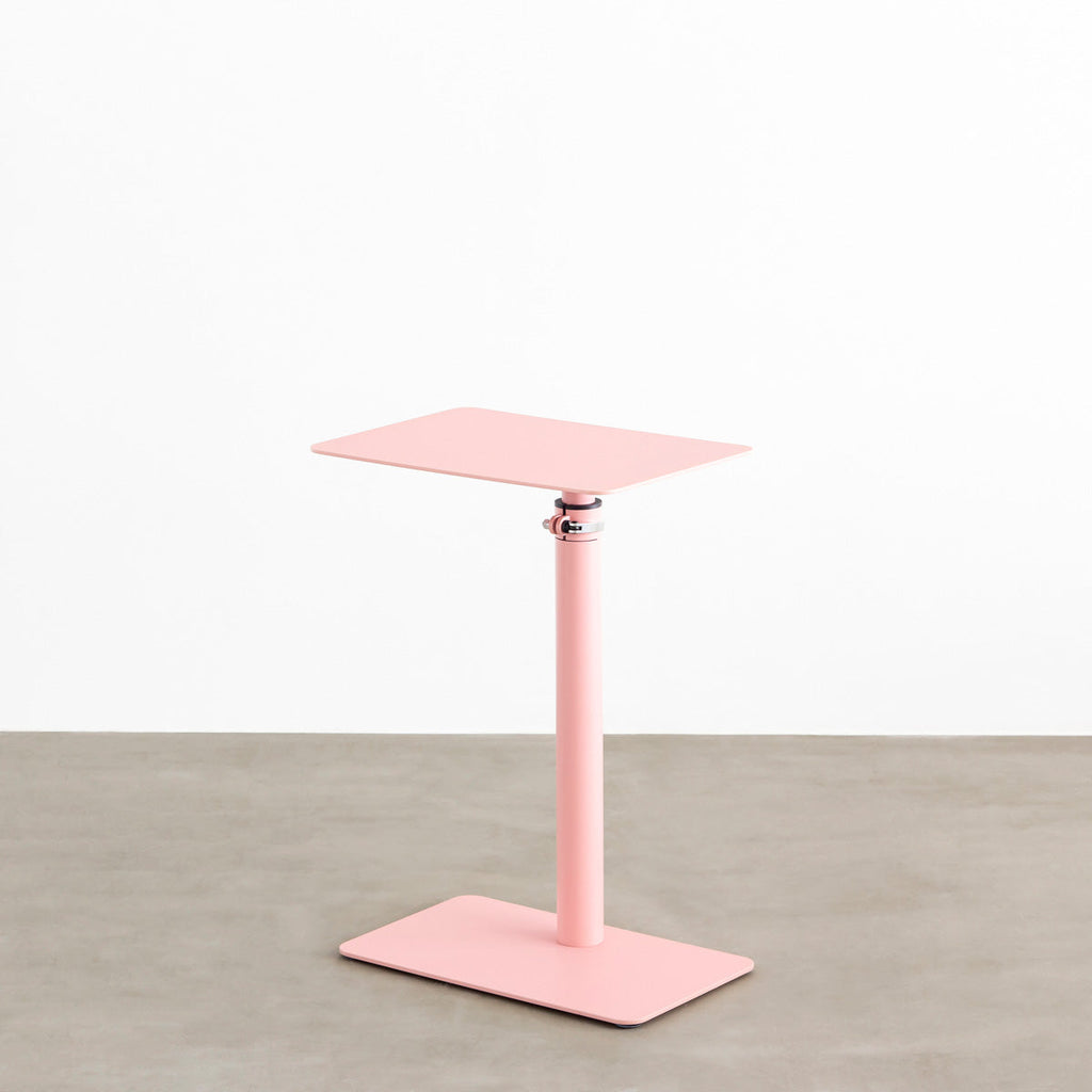 自由に高さを変えられる、シンプルでミニマルなライトピンク昇降サイドテーブル