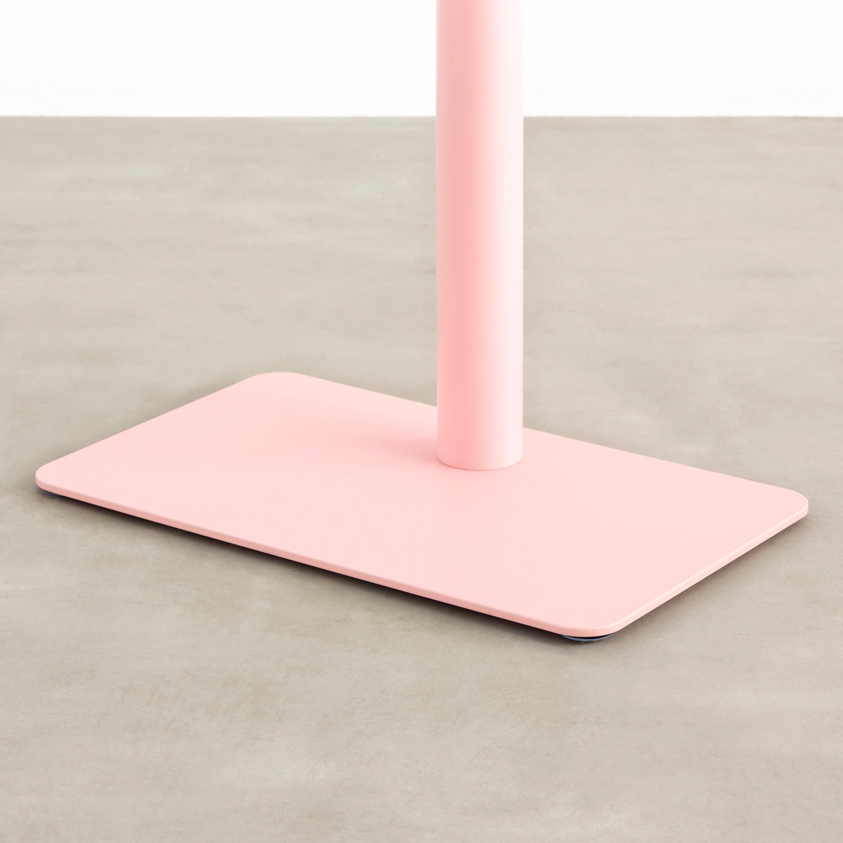 自由に高さを変えられる、シンプルでミニマルなライトピンク昇降サイドテーブル（ベース部分）