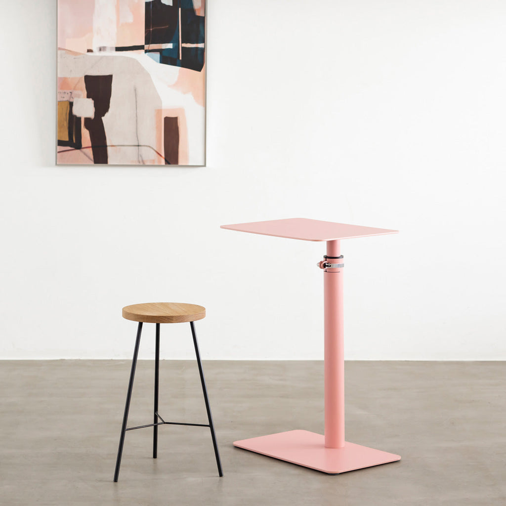 自由に高さを変えられる、シンプルでミニマルなライトピンク昇降サイドテーブルの使用例3