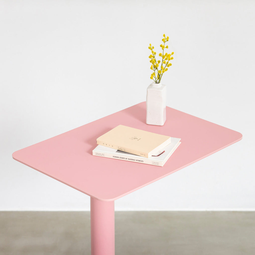 自由に高さを変えられる、シンプルでミニマルなライトピンク昇降サイドテーブルの使用例2