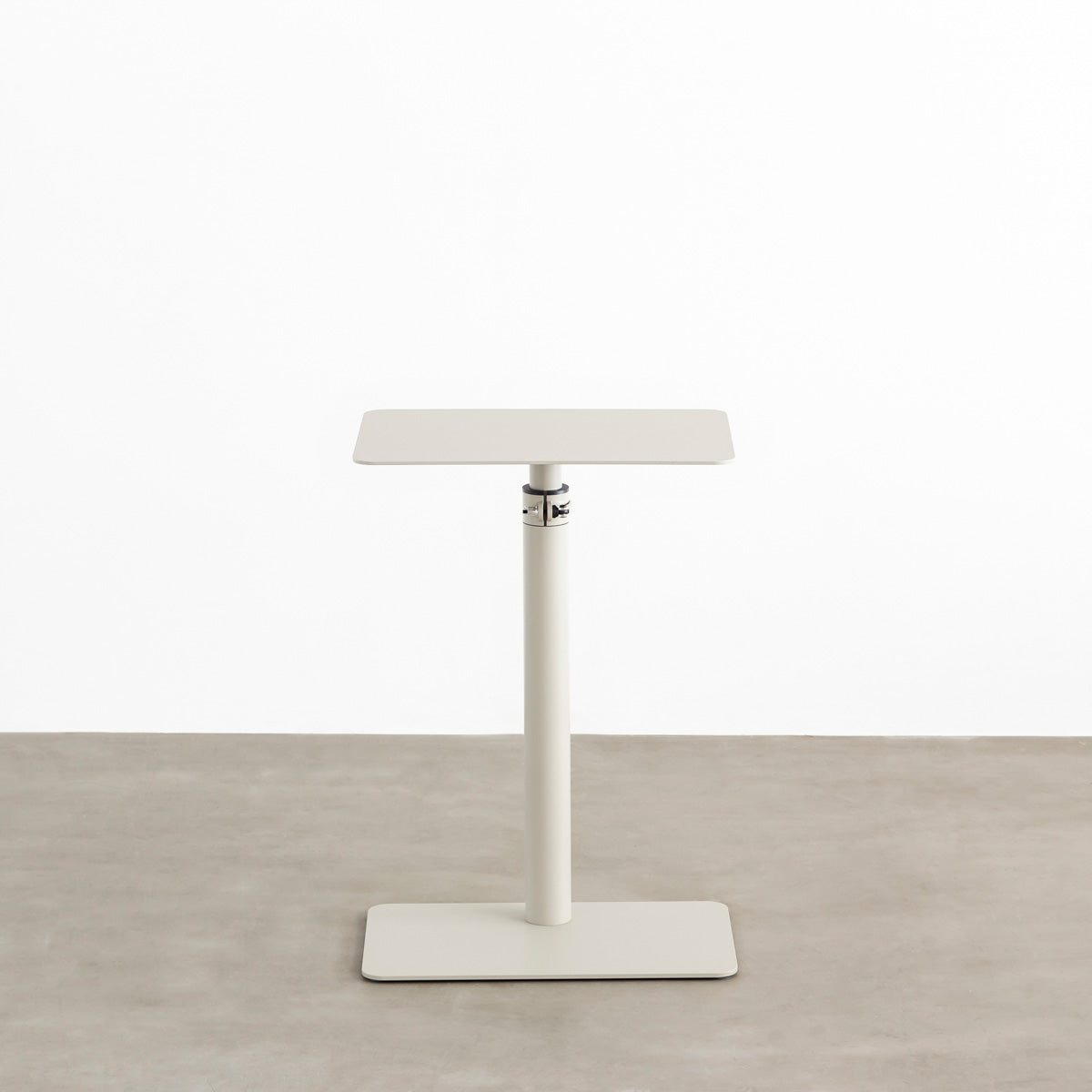 自由に高さを変えられる、シンプルでミニマルなペブルグレー昇降サイドテーブル（正面）
