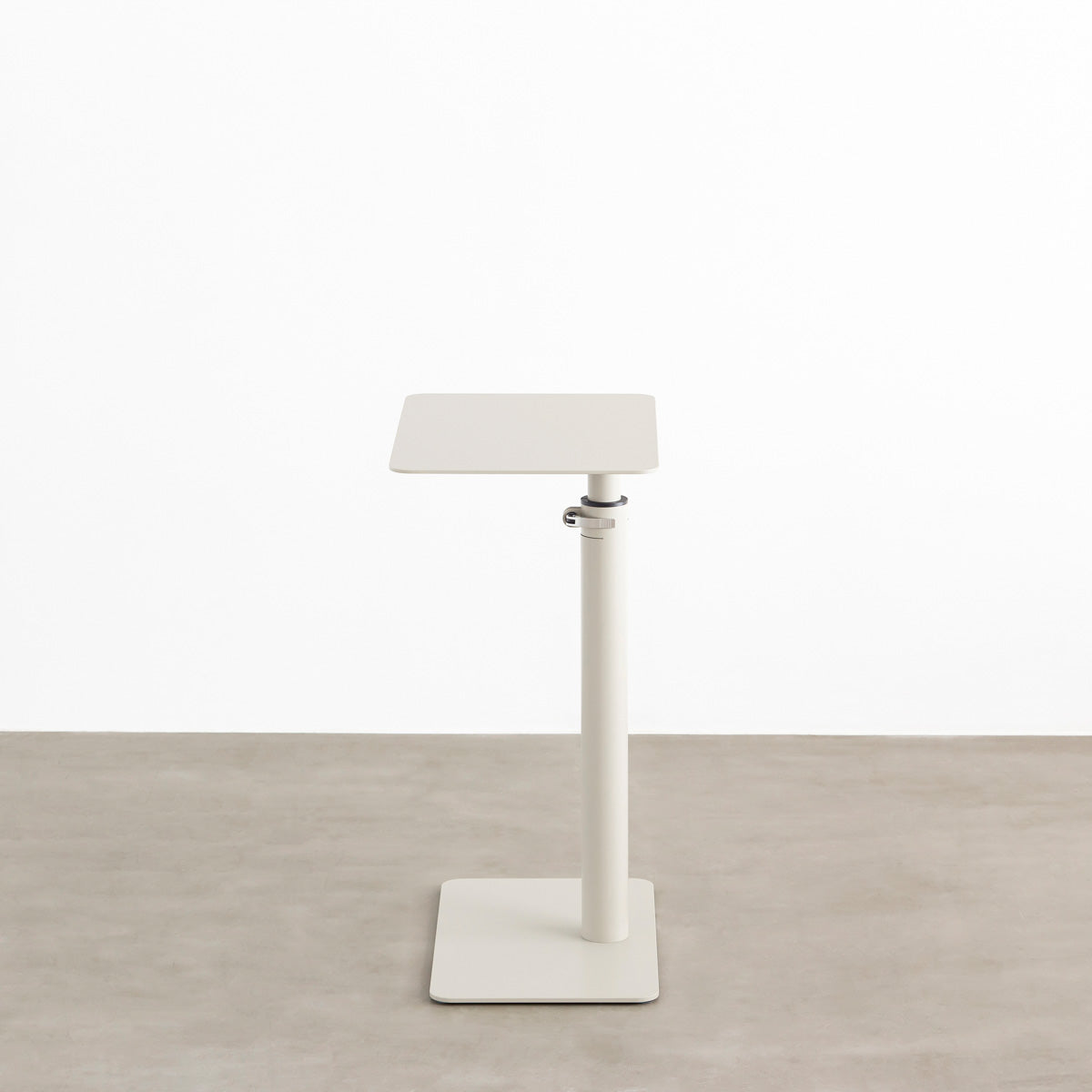 自由に高さを変えられる、シンプルでミニマルなペブルグレー昇降サイドテーブル（側面）