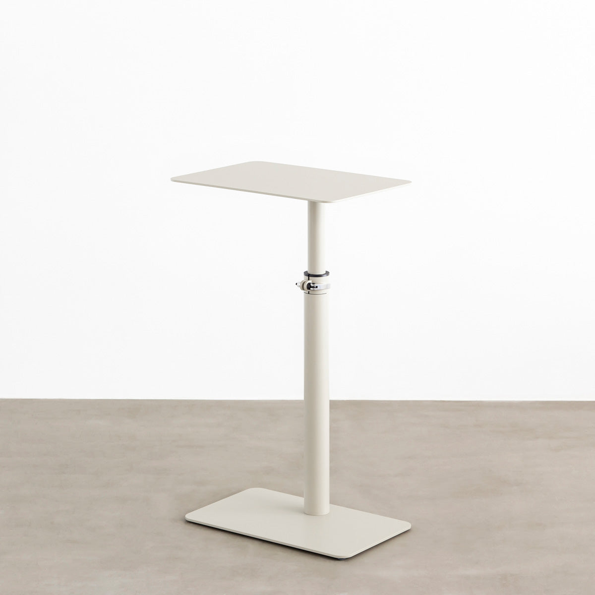 自由に高さを変えられる、シンプルでミニマルなペブルグレー昇降サイドテーブル（上昇時）