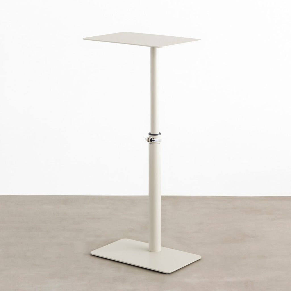 自由に高さを変えられる、シンプルでミニマルなペブルグレー昇降サイドテーブル（最大上昇時）