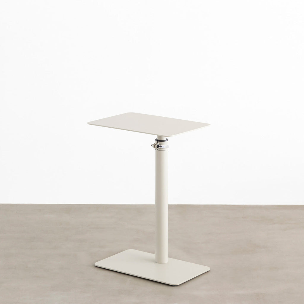 自由に高さを変えられる、シンプルでミニマルなペブルグレー昇降サイドテーブル