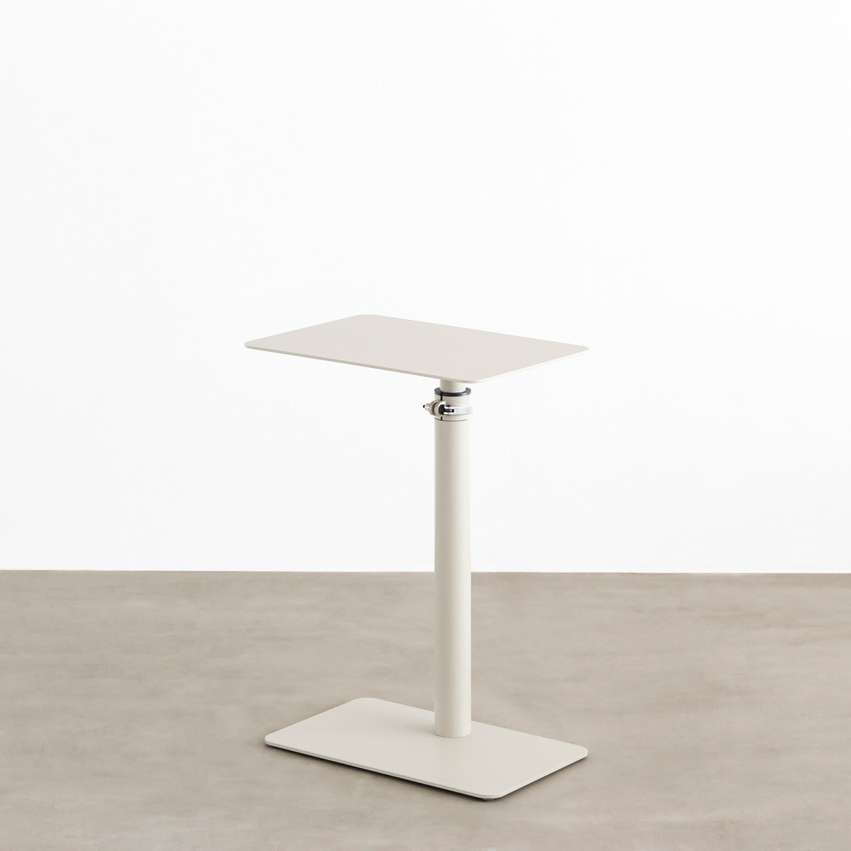 自由に高さを変えられる、シンプルでミニマルなペブルグレー昇降サイドテーブル