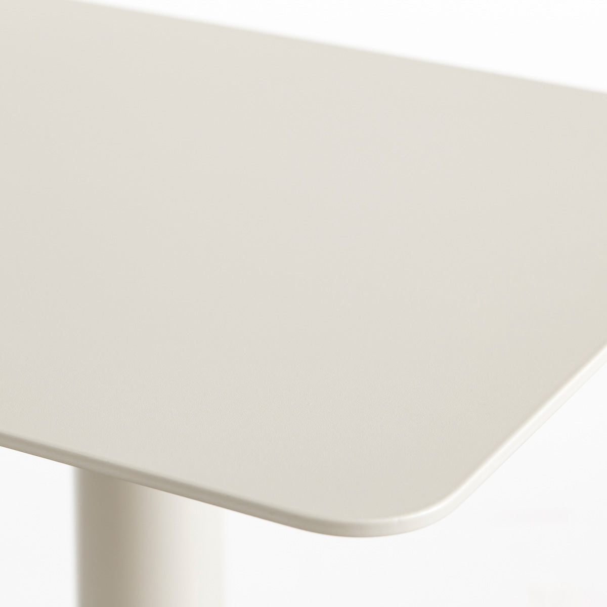 自由に高さを変えられる、シンプルでミニマルなペブルグレー昇降サイドテーブル（天板拡大）