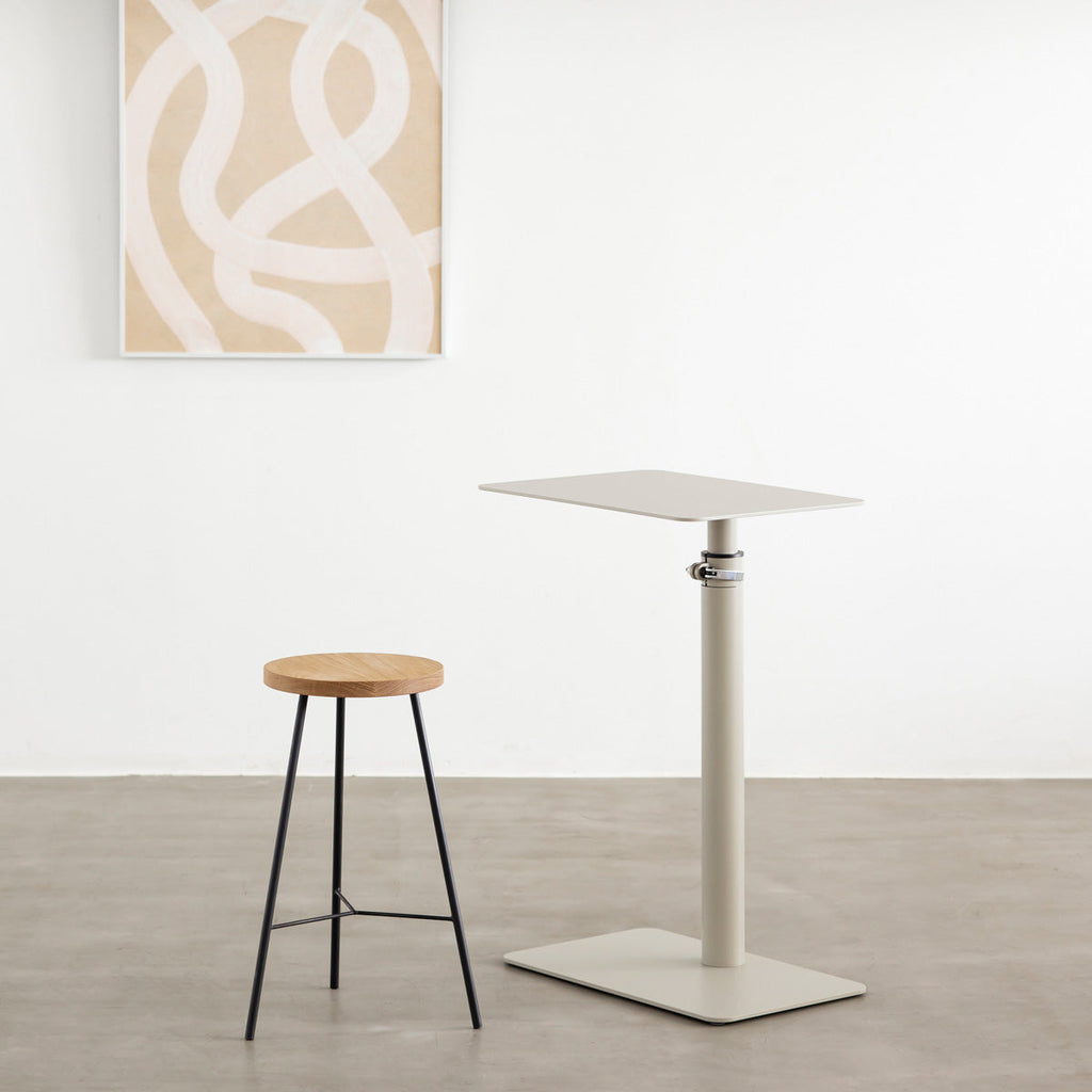 自由に高さを変えられる、シンプルでミニマルなペブルグレー昇降サイドテーブルの使用例