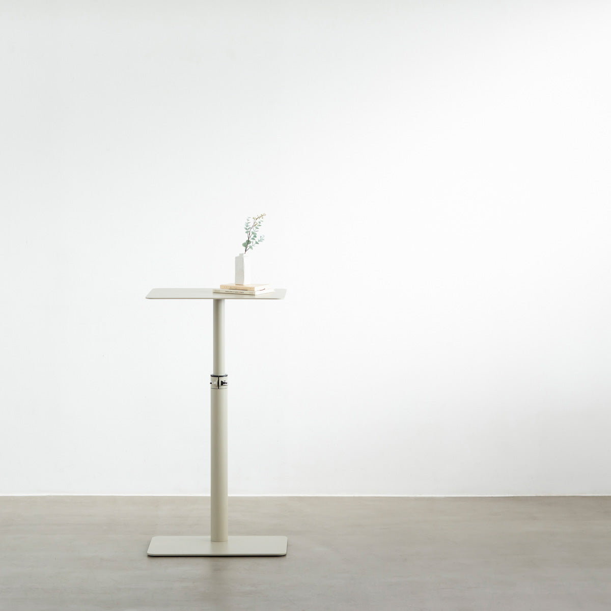 自由に高さを変えられる、シンプルでミニマルなペブルグレー昇降サイドテーブルの使用例2