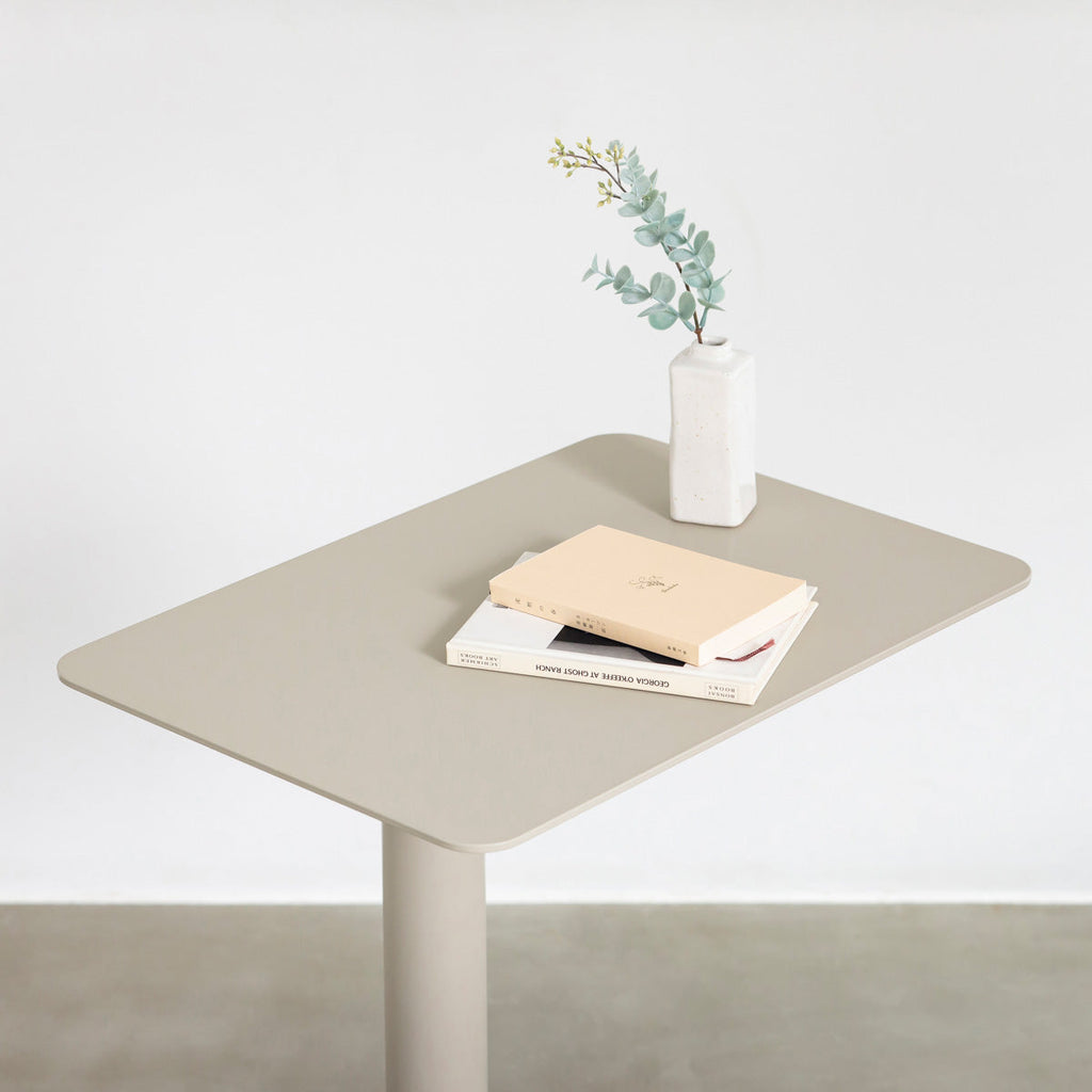 自由に高さを変えられる、シンプルでミニマルなペブルグレー昇降サイドテーブルの使用例3