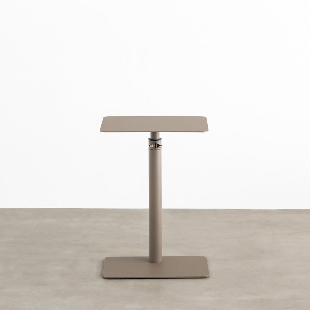 自由に高さを変えられる、シンプルでミニマルなベージュグレー昇降サイドテーブル（正面）