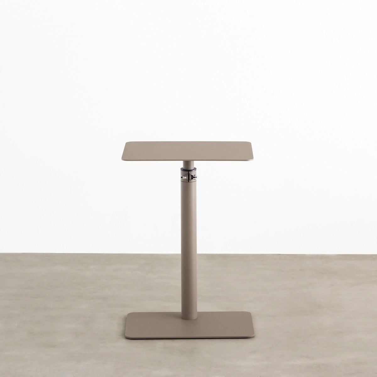 自由に高さを変えられる、シンプルでミニマルなベージュグレー昇降サイドテーブル（正面）
