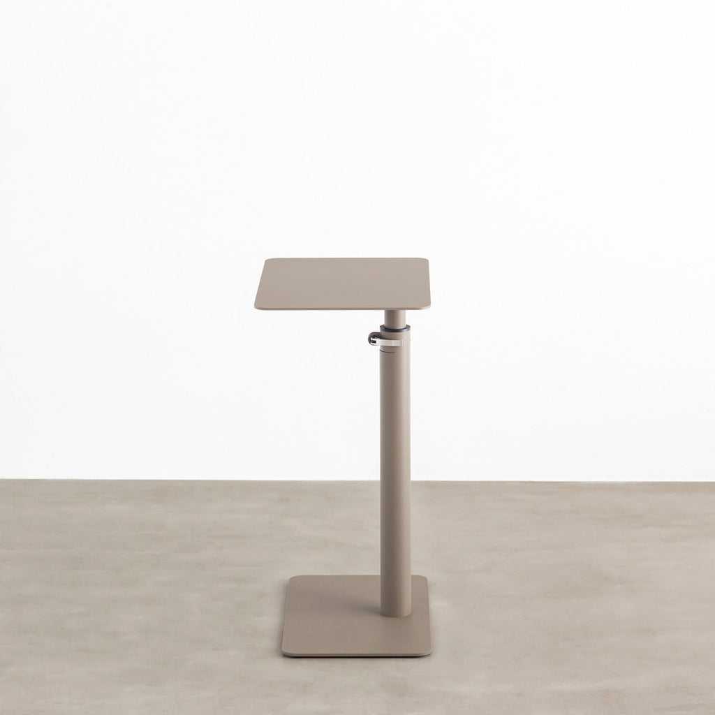 自由に高さを変えられる、シンプルでミニマルなベージュグレー昇降サイドテーブル（側面）
