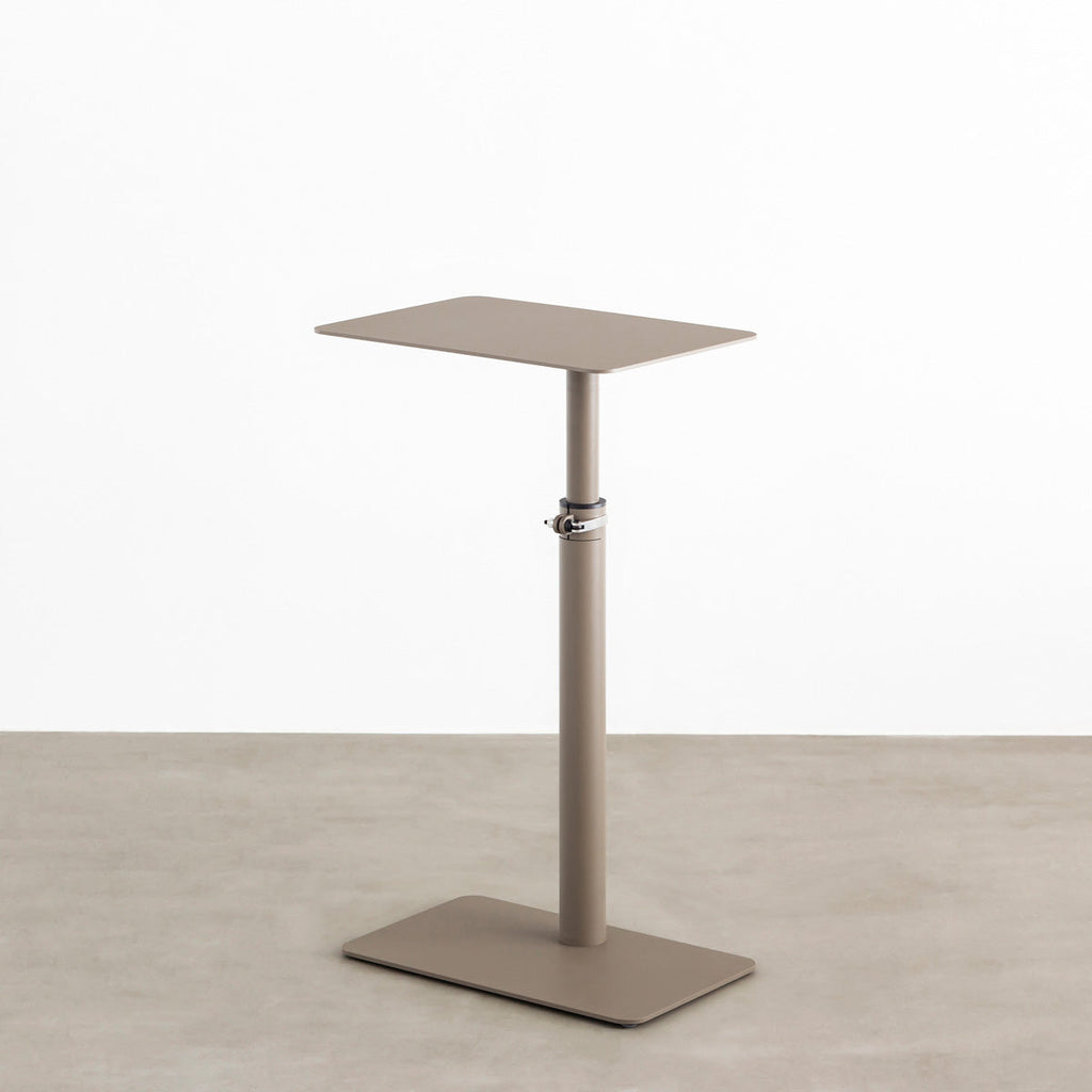 自由に高さを変えられる、シンプルでミニマルなベージュグレー昇降サイドテーブル（上昇時）